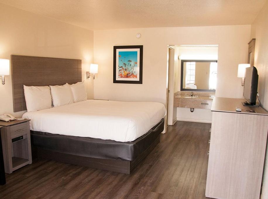 Deluxe King Room interior